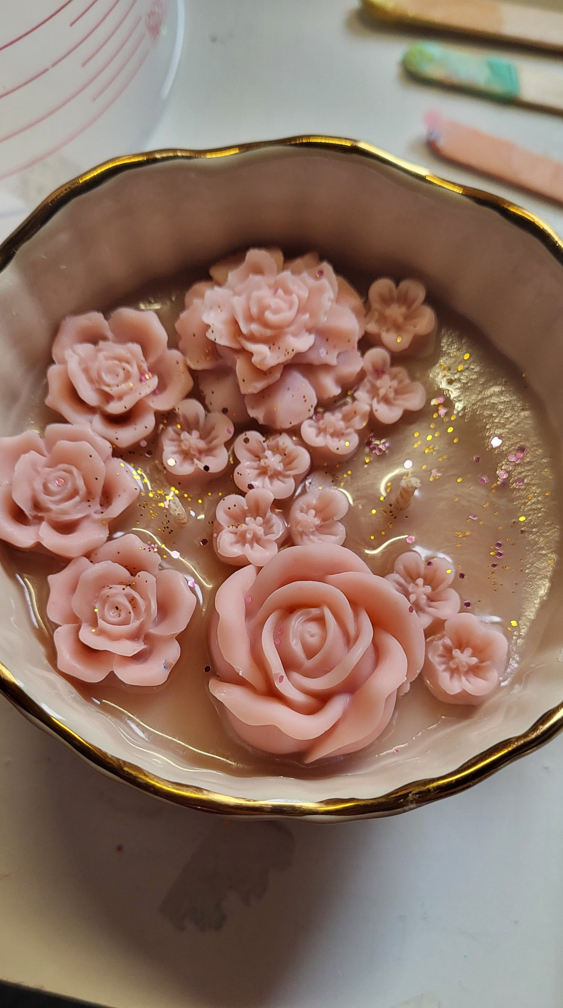 Kaars met roze bloemen