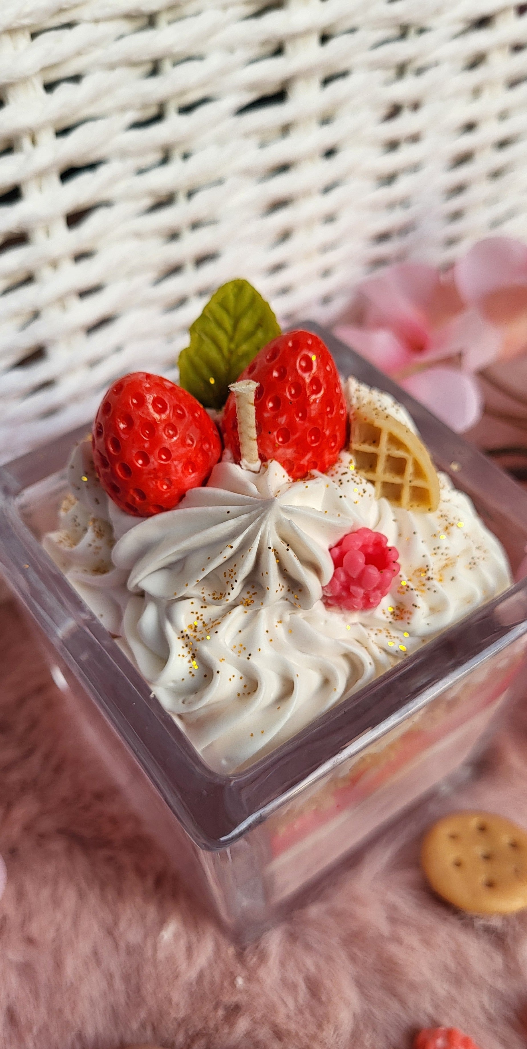 Kaars met slagroomwas en aardbeien
